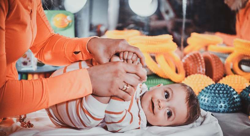 طريقة تدليك الطفل المملوع