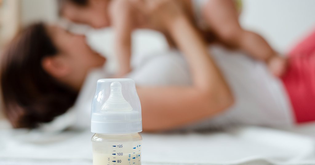 كم مل يحتاج الرضيع من الحليب الصناعي