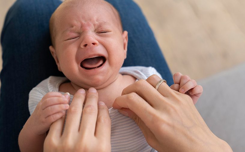 بكاء الطفل بدون سبب في عمر شهرين