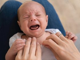 خروج مادة صفراء من سرة الرضيع