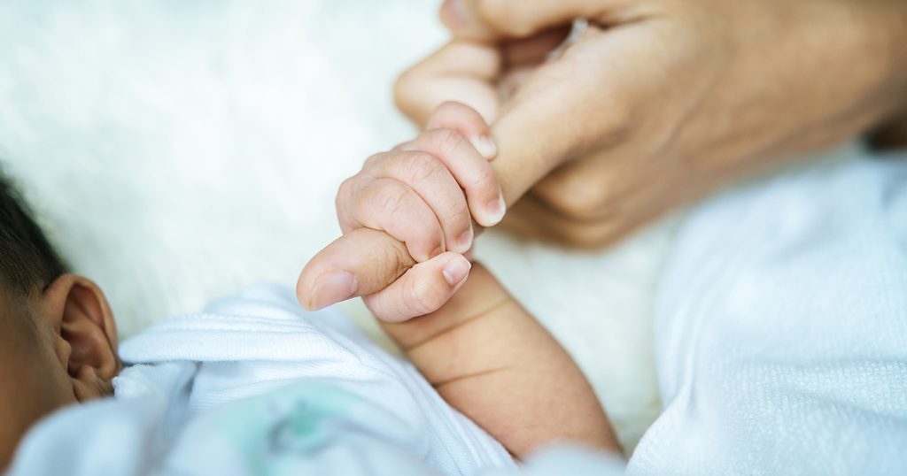علاج الغازات عند الرضع في الشهر الأول