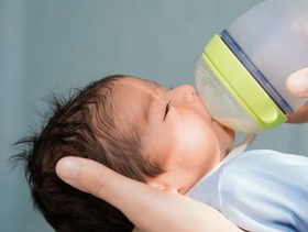 كم مل يحتاج الرضيع من الحليب الصناعي