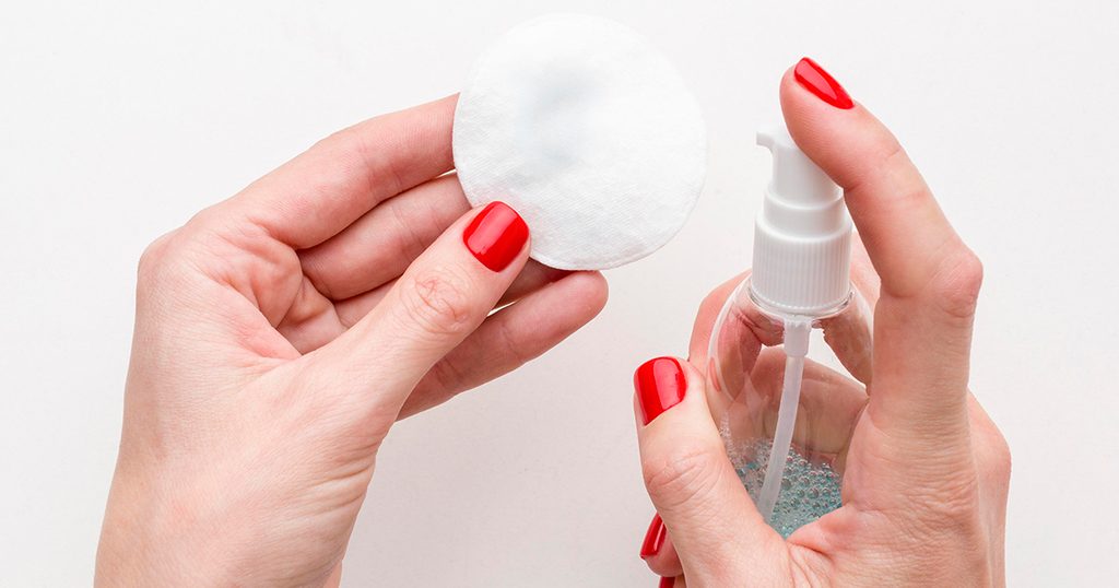 كيف ازيل المناكير من الملابس