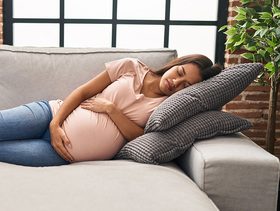 هل النوم يزيد وزن الجنين