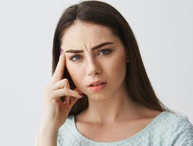 صداع مع ألم في العين