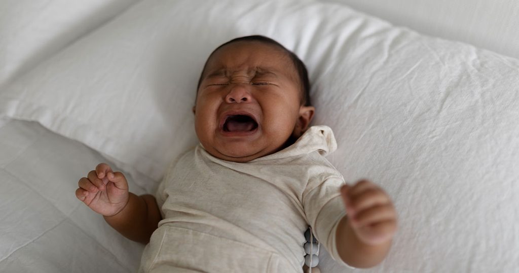 كيفيّة مساعدة الطفل على التجشّؤ بعد شرب الحليب