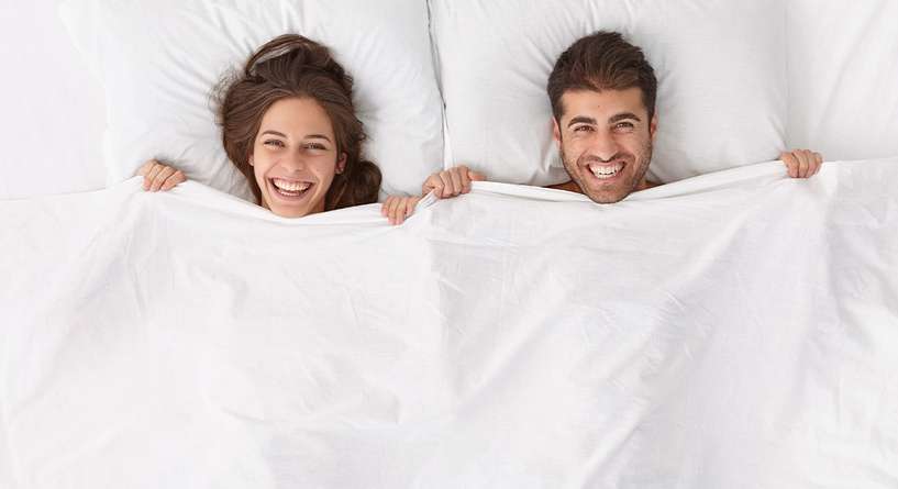 هل يجوز للزوجين النوم عاريان