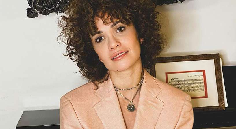 النجمة التركية سونغل أودن تشارك صورا لحملها الأول