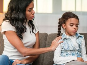 التعامل مع الطفل العنيد عمر 8 سنوات