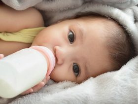 أضرار تغيير حليب الرضع