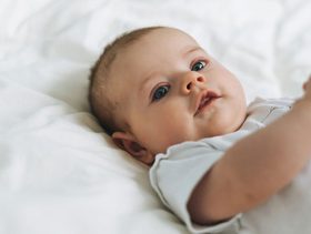 أسباب عدم نوم الطفل عمر شهرين