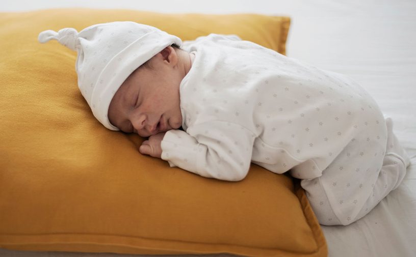 عدد ساعات نوم الرضيع في الشهر الثاني