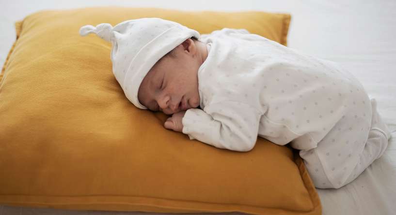 عدد ساعات نوم الرضيع في الشهر الثاني