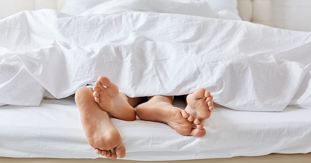 جواز النوم من دون ملابس بعد ممارسة العلاقة الزوجيّة