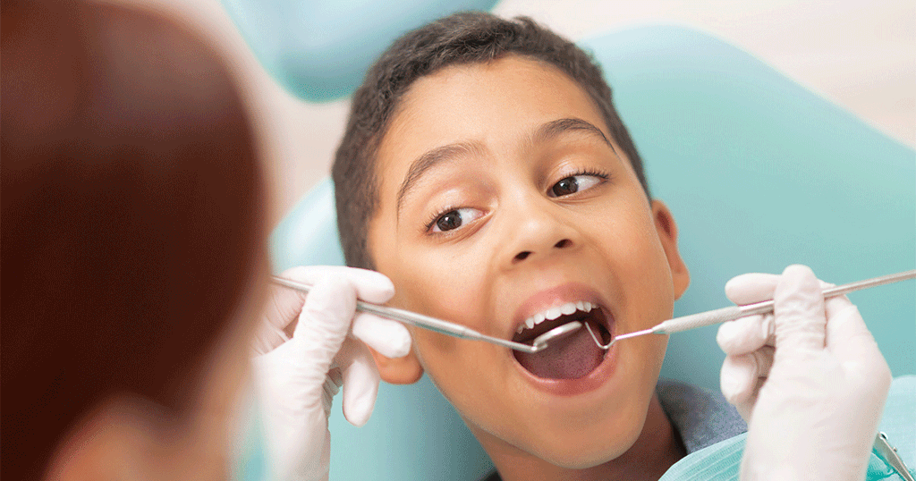 طفل عند طبيب الأسنان