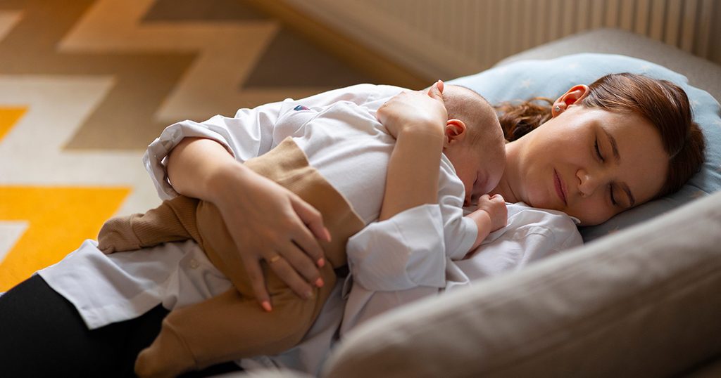 النوم على البطن بعد الولادة الطبيعية
