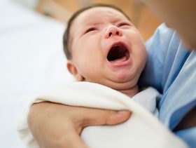 أسباب خروج الحليب من فم الرضيع أثناء الرضاعة