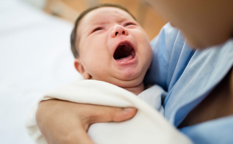 أسباب خروج الحليب من فم الرضيع أثناء الرضاعة