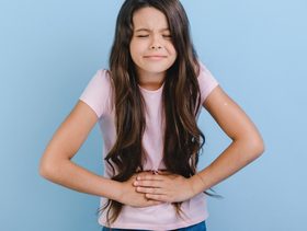 أسباب انتفاخ البطن عند الأطفال 9 سنوات