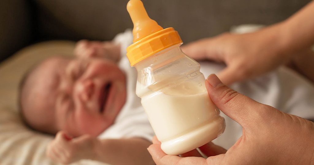 العلامات التي تدلّ على عدم تناسب الحليب مع صحّة طفلك