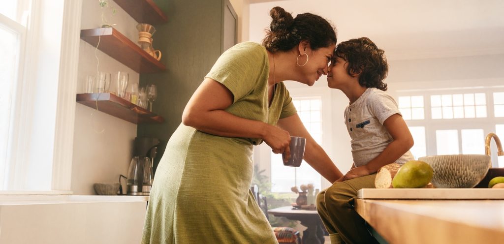 طرق الحبّ المختلفة التي تقدّمها الأمّ لطفلها