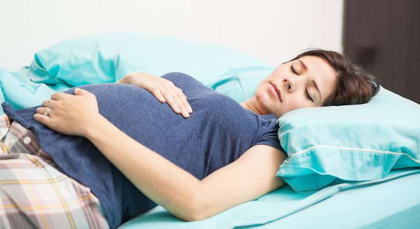 النوم على الظهر للحامل في الشهر السادس