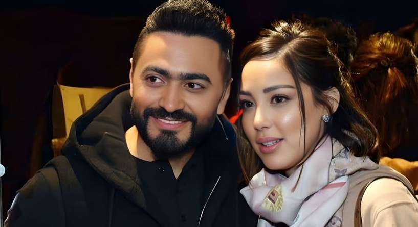 تامر حسني ينشر صورة عائلية تجمعه مع بسمة بوسيل تهنئةً بقدوم عام 2024