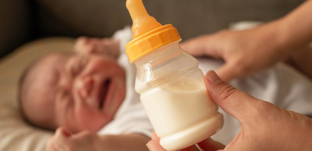 سبب خروج الحليب من أنف الرضيع