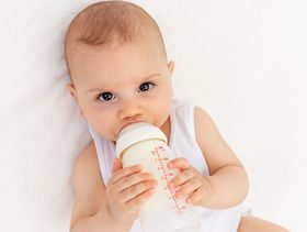 أضرار خروج الحليب من أنف الرضيع