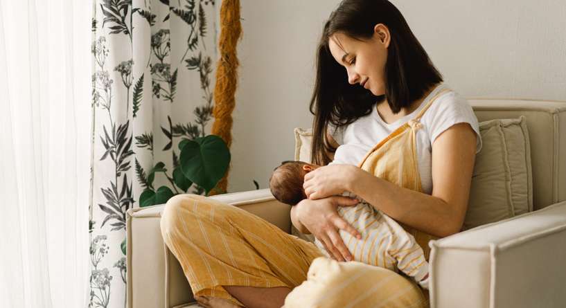 أضرار حليب الأم الحامل على الطفل