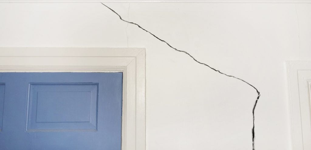 كيفيّة التعامل مع تشقّقات الجدران