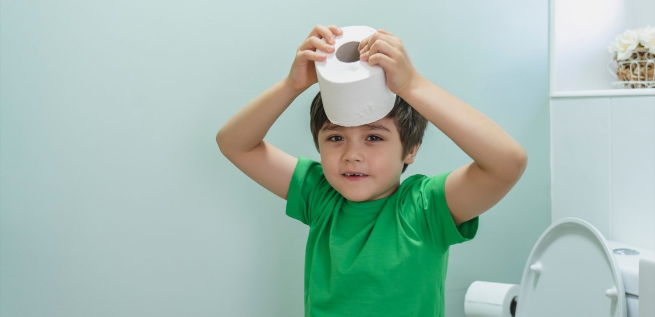أخطاء شائعة في تدريب الطفل على استخدام الحمام يجب تجنبها