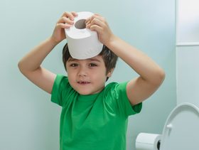 أخطاء شائعة في تدريب الطفل على استخدام الحمام يجب تجنبها