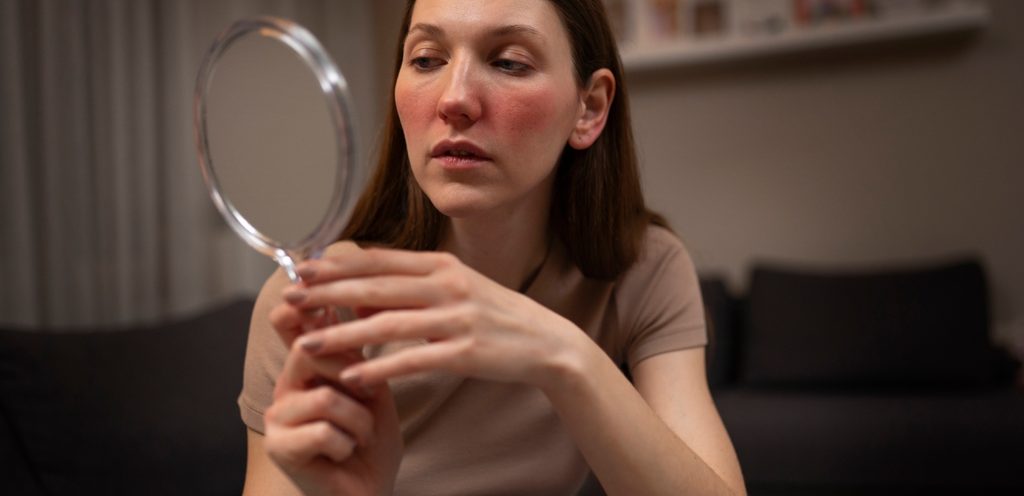 سيدة تعاني من طفح جلدي