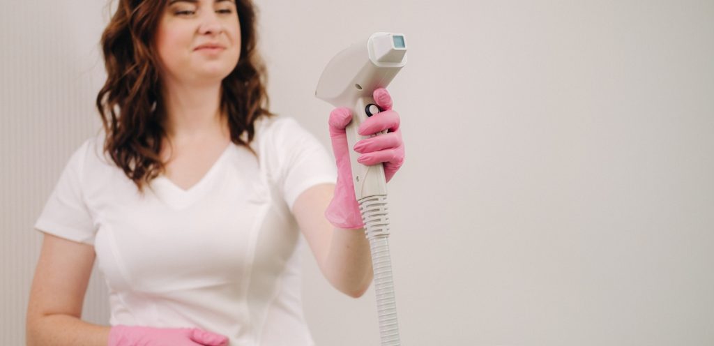 إخصائية الليزر لإزالة الشعر
