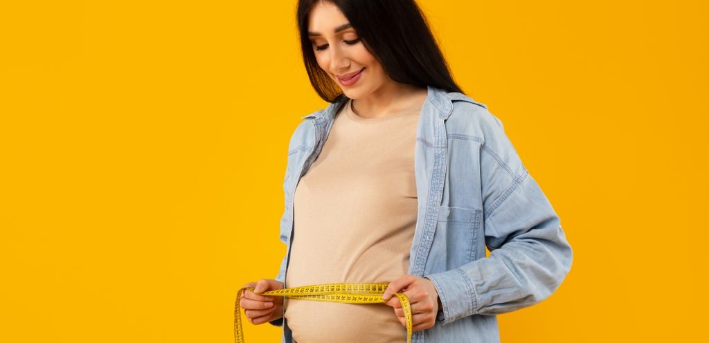 إمرأة حامل تلاحظ ظهور بطنها