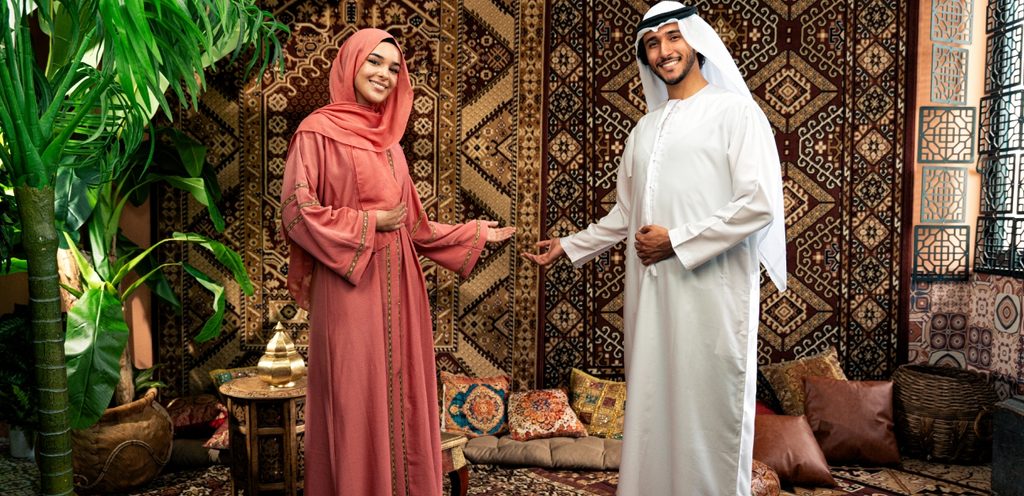 زوج مع زوجته مبتسمان