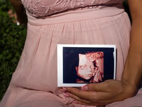 سبعة طرق لتشجيع جنينك على الحركة أثناء الحمل