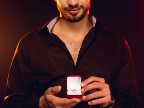 علامات رغبة الرجل في الزواج منك