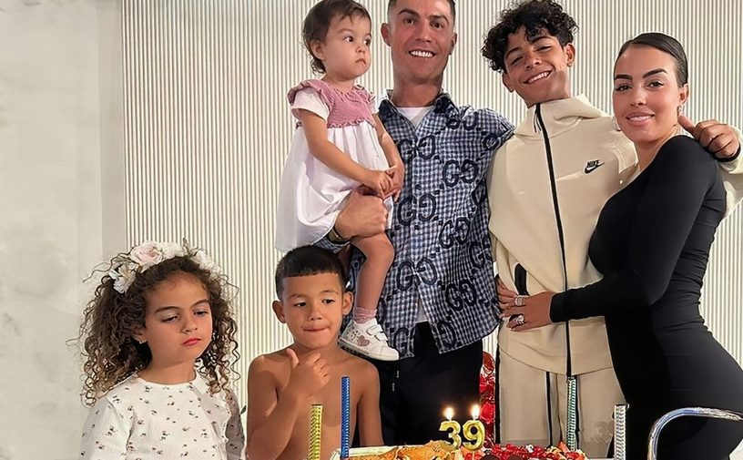 كريستيانو رونالدو يحتفل بعيد ميلاده الـ39 وسط عائلته وزملائه في نادي النصر