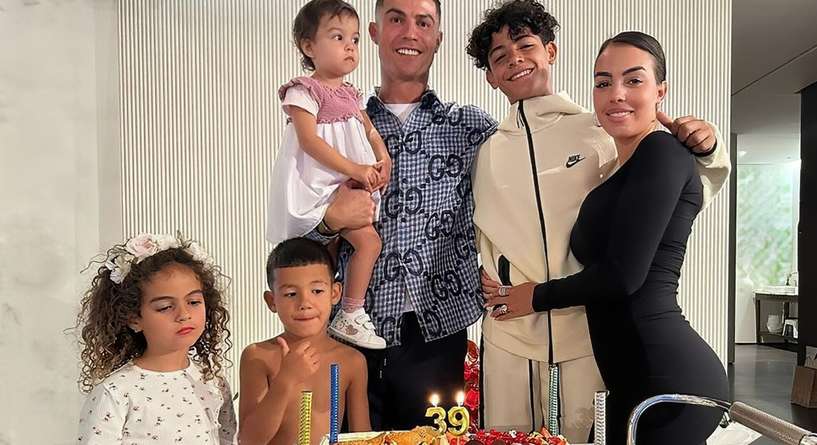 كريستيانو رونالدو يحتفل بعيد ميلاده الـ39 وسط عائلته وزملائه في نادي النصر