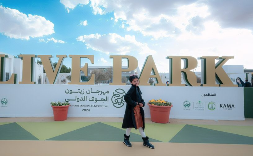 لقطات عفوية لطفلة تهدي الأمير مشعل آل سعود هدية من مهرجان زيوت الجوف الدولي