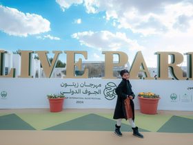 لقطات عفوية لطفلة تهدي الأمير مشعل آل سعود هدية من مهرجان زيوت الجوف الدولي