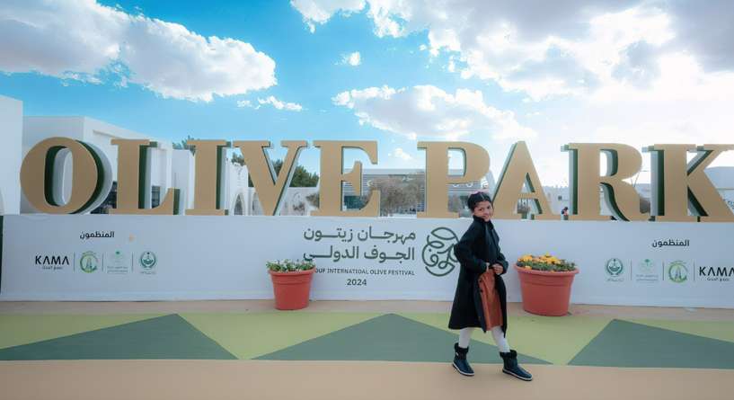 لقطات عفوية لطفلة تهدي الأمير مشعل آل سعود هدية من مهرجان زيوت الجوف الدولي