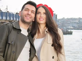 ملامح ابنة مراد يلدريم وإيمان الباني تشعل وسائل التواصل بعد الظهور الأول