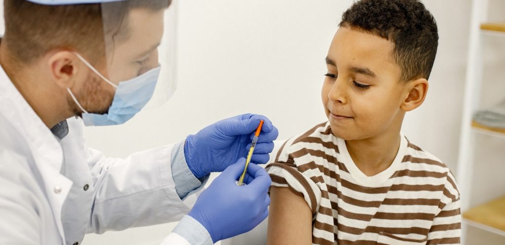 ولد صغير يتلقى اللقاح