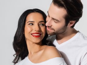 علامات رغبة الرجل في التقبيل