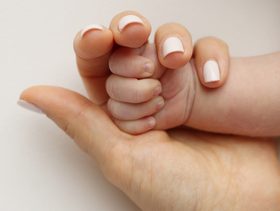 يد الرضيع بيضاء