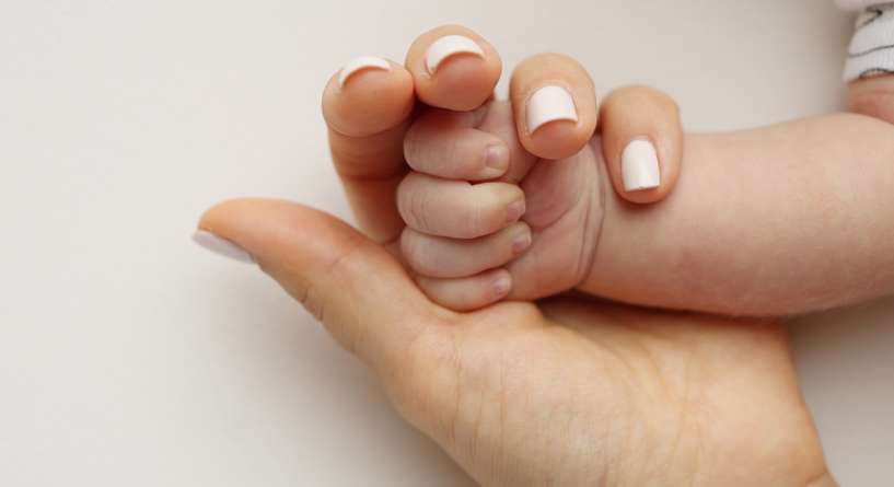 يد الرضيع بيضاء