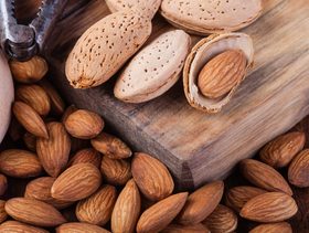 أضرار اللوز للحامل في الشهور الأولى